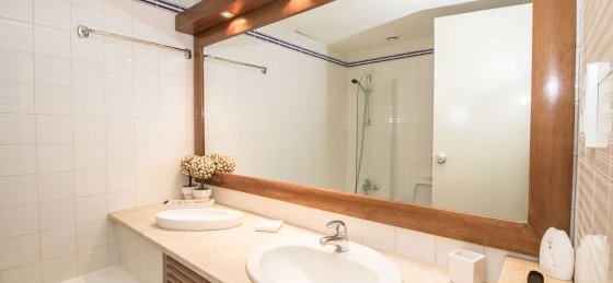 bathroom_with_bath.jpg Villa holidays in Vilamoura