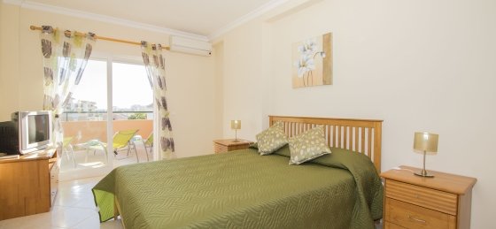 bedroom_with_king_size_bed.jpg Villa holidays in Portugal