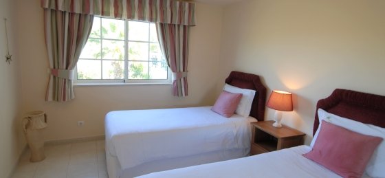 bedroom_with_twin_beds.jpg Book a villa holiday in Algarve
