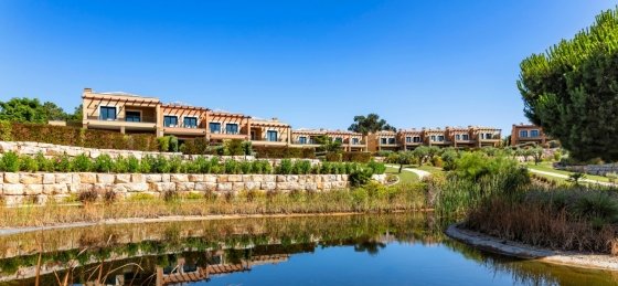lake_with_view_to_townhouses.jpg Villa in Portugal to rent
