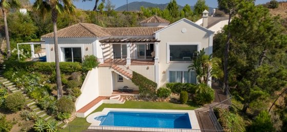 pool_to_villa_1.jpg Villas in Spain